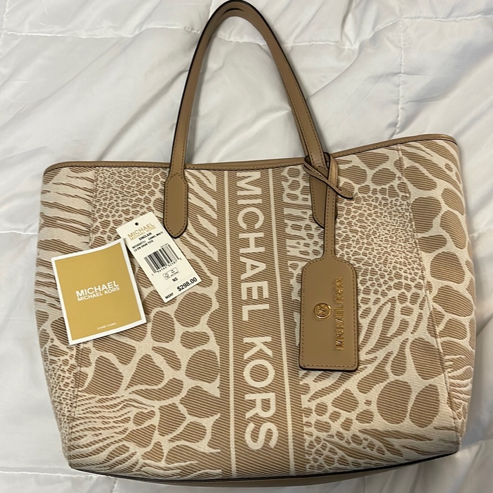 Brand New Michael Kors tote bag. Still has tags. In perfect condition.